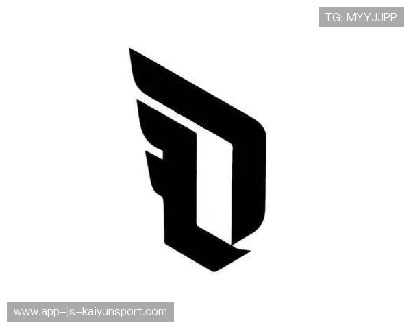 利拉德站在Logo附近